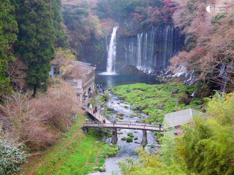 Необычный водопад Японии - Шираито