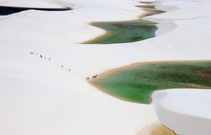Белые пески и озера пустыни Ленсойс Мараньенсес