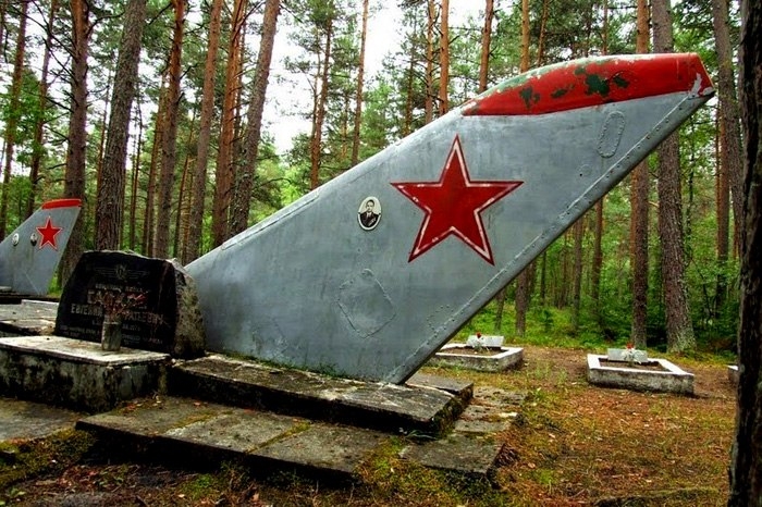 Необычное кладбище, где вместо надгробных камней стоят хвостовые кили боевых самолетов Необычное кладбище, где вместо надгробных камней стоят хвостовые кили боевых самолетов
