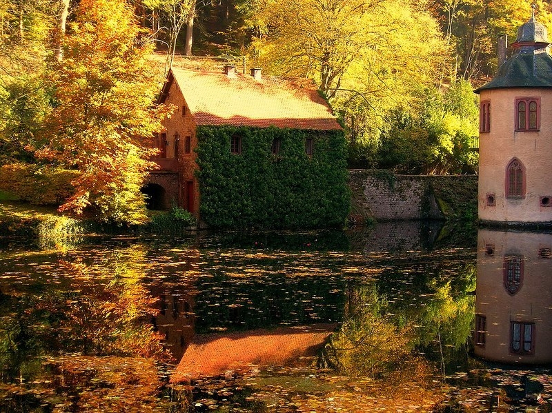 Замок на воде Меспельбрунн (Schloss Mespelbrunn). Германия Замок на воде Меспельбрунн (Schloss Mespelbrunn). Германия