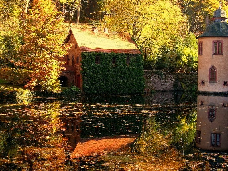 Замок на воде Меспельбрунн (Schloss Mespelbrunn). Германия