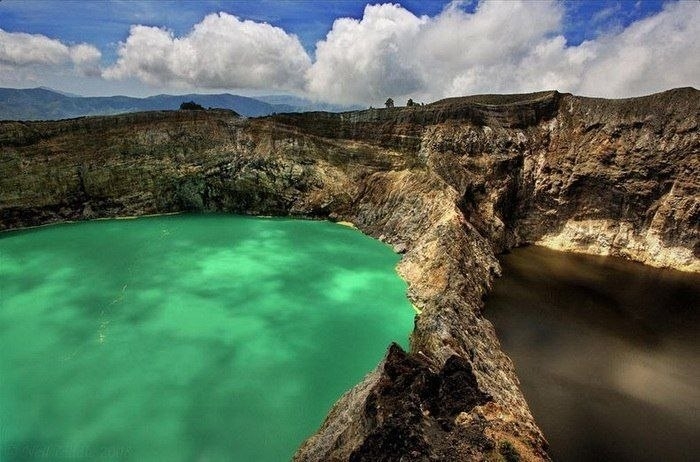 Уникальные трехцветные озера в кратере вулкана Келимуту, Индонезия