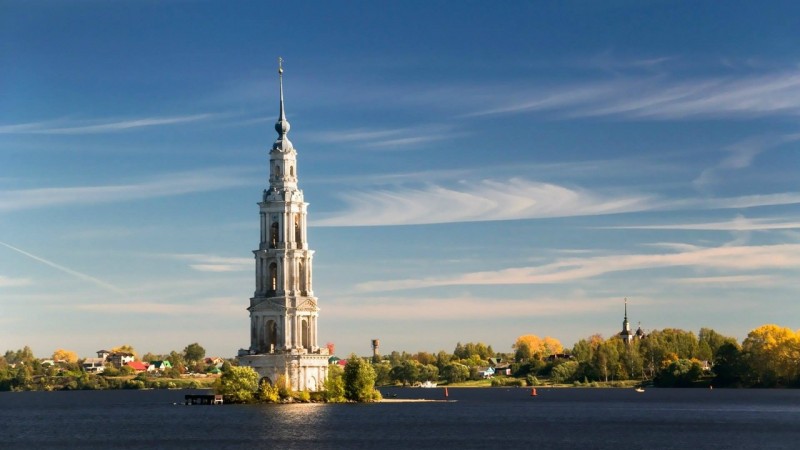 Затопленная колокольня Никольского собора в Калязине.