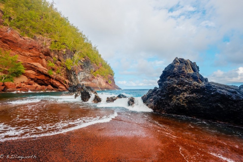 Красный пляж  на острове Мауи