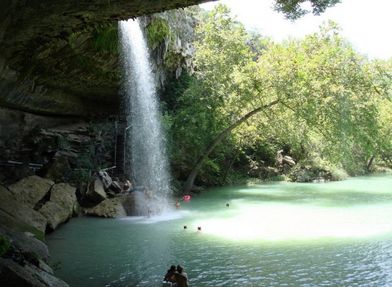 Живописное озеро Hamilton Pool 8