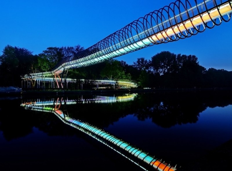 Пешеходный мост Slinky Springs To Fame.