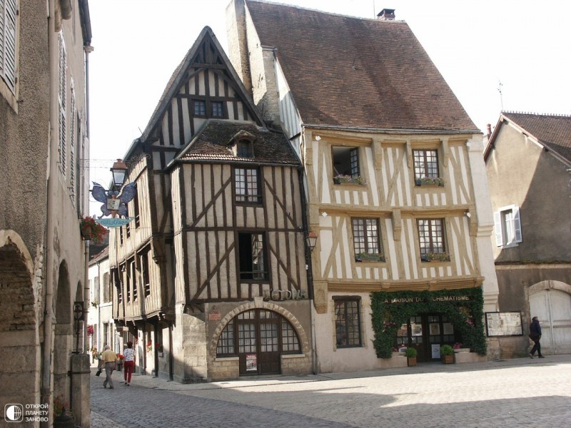 Деревня Noyers-sur-Serein, Бургундия, Франция Деревня Noyers-sur-Serein, Бургундия, Франция