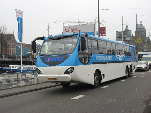Плавучий автобус в Амстердаме