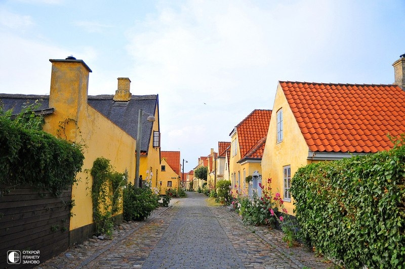 Симпатичная деревня с желтыми домиками - Драгёр