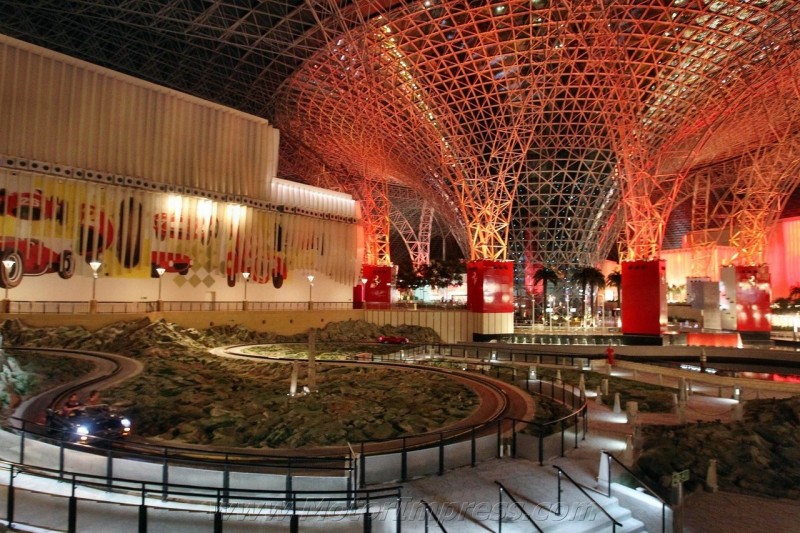 Ferrari World в Абу-даби, ОАЭ Ferrari World в Абу-даби, ОАЭ