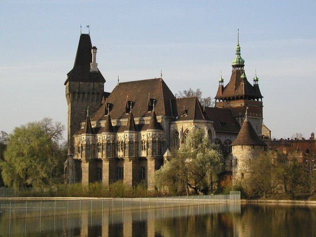 Замок Вайдахуняд в Будапеште 0