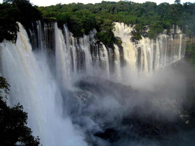 Водопад Каландула (Kalandula Falls) – одна их самых ярких достопримечательностей Анголы