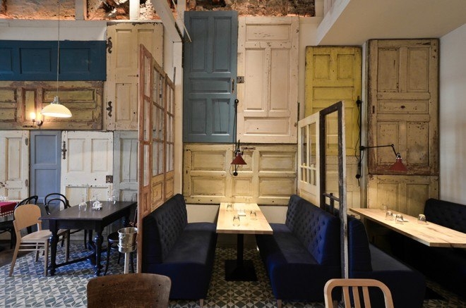 Ресторан BON в Румынии: старые двери как элемент интерьера