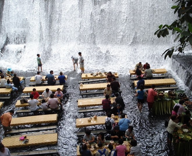Ресторан у водопада на вилле Эскудеро, Филиппины
