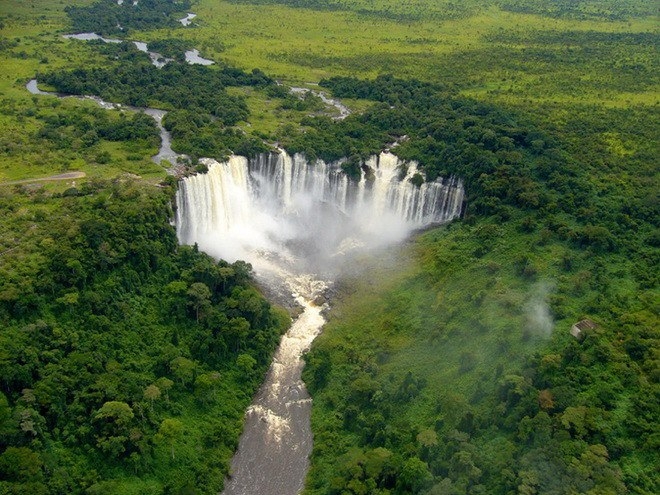 Водопад Каландула (Kalandula Falls) – одна их самых ярких достопримечательностей Анголы