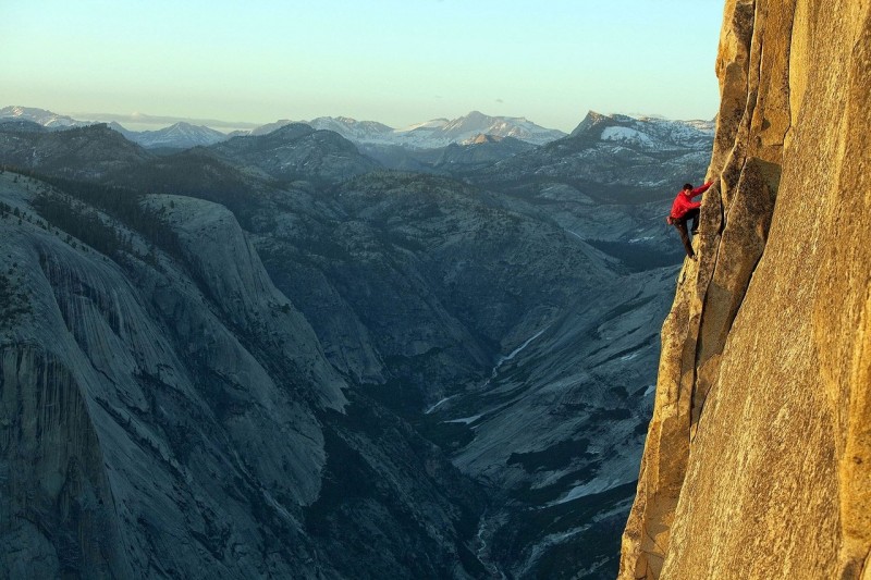 Скалолаз Алекс Хоннольд покоряет гору в национальном парке Йосемити без страховки. США.