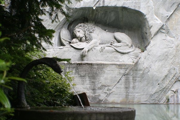 Памятник Умирающий лев в Люцерне, Швейцария Памятник Умирающий лев в Люцерне, Швейцария