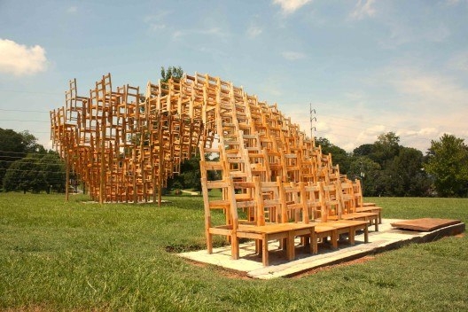 Инсталляция из 400 стульев в Парке Свободы в Атланте.