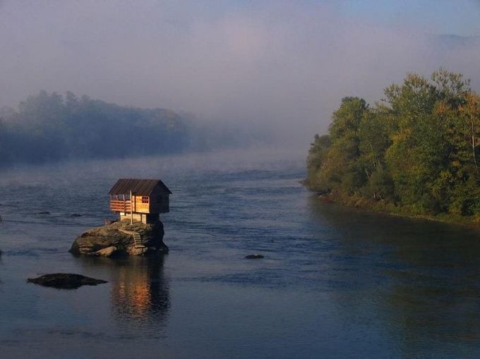 Одинокий дом на реке Дрина в Сербии