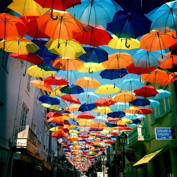 Разноцветные зонтики на улицах Португалии