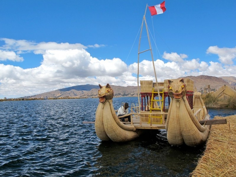 Плавающие острова племени Уру на озере Титикака