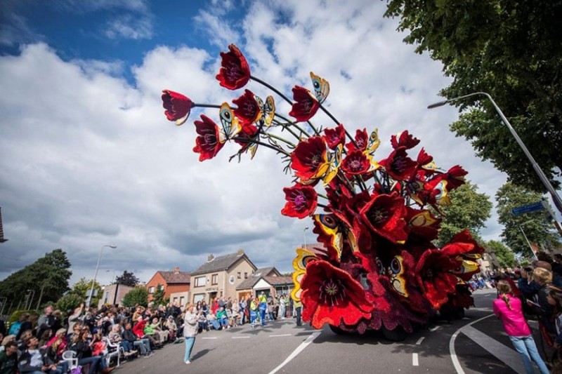 Самый крупный в мире парад цветов в Голландии посвятили Ван Гогу
