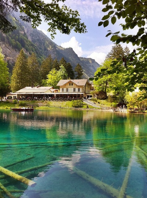 Восхитительное озеро Блау, Швейцария.