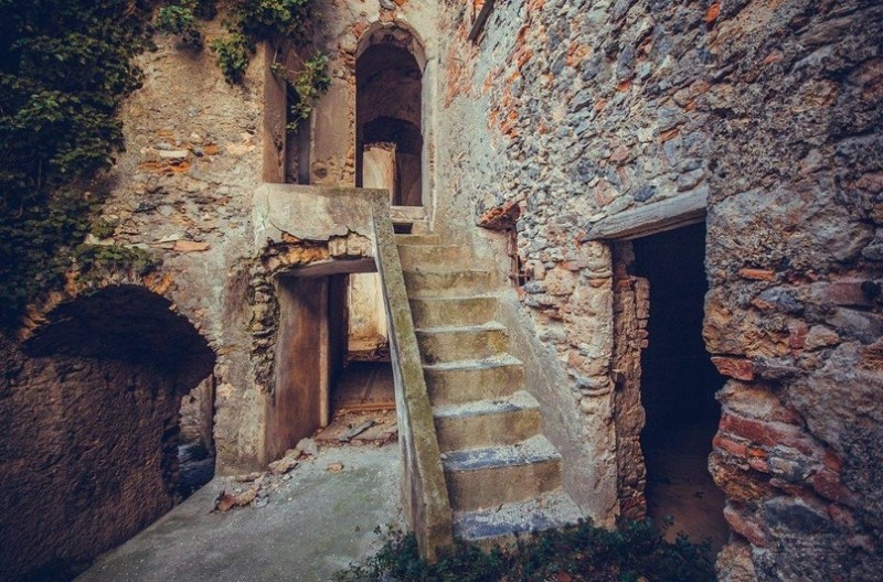 Заброшенный итальянский городок Балестрино в горах Лигурии. Царство тишины
