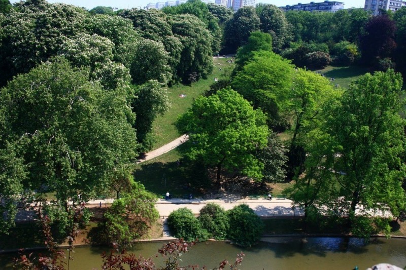 Парк Бют-Шомон в Париже: место для ценителей красоты природы