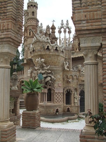 Фантастический замок Коломарес в Испании.