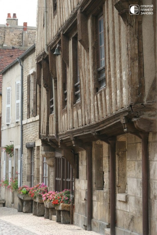 Деревня Noyers-sur-Serein, Бургундия, Франция Деревня Noyers-sur-Serein, Бургундия, Франция