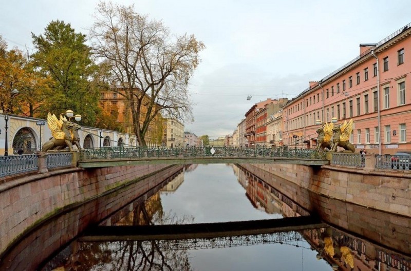 Грифоны Банковского моста в Петербурге (Россия)