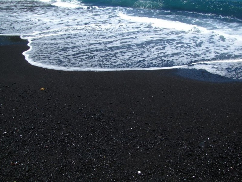 Невероятные пляжи с черным песком