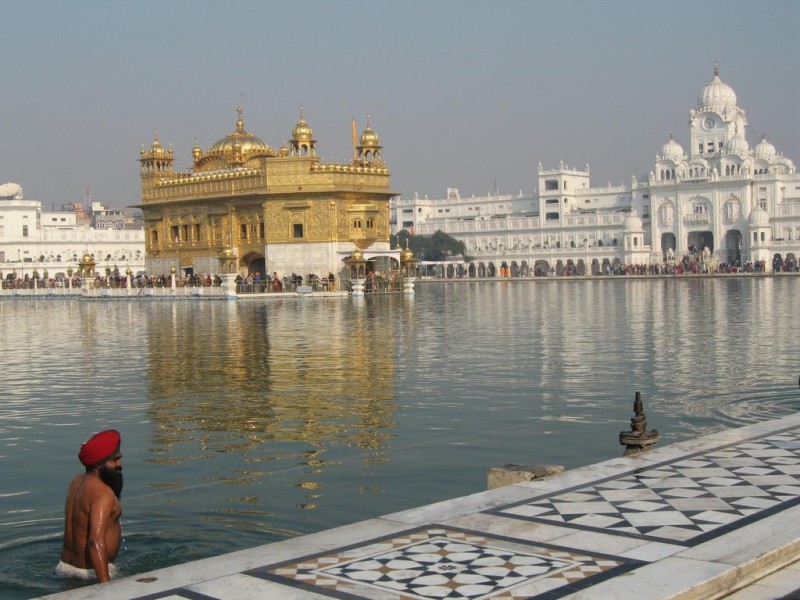 Потрясающее великолепие Золотого храма в Индии.