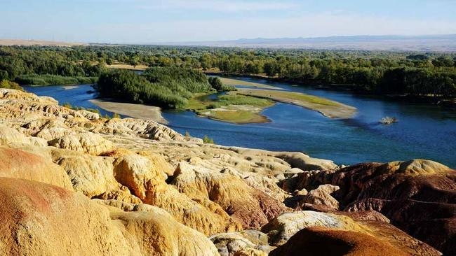 Разноцветный пляж Синьцзяна, Китай Разноцветный пляж Синьцзяна, Китай