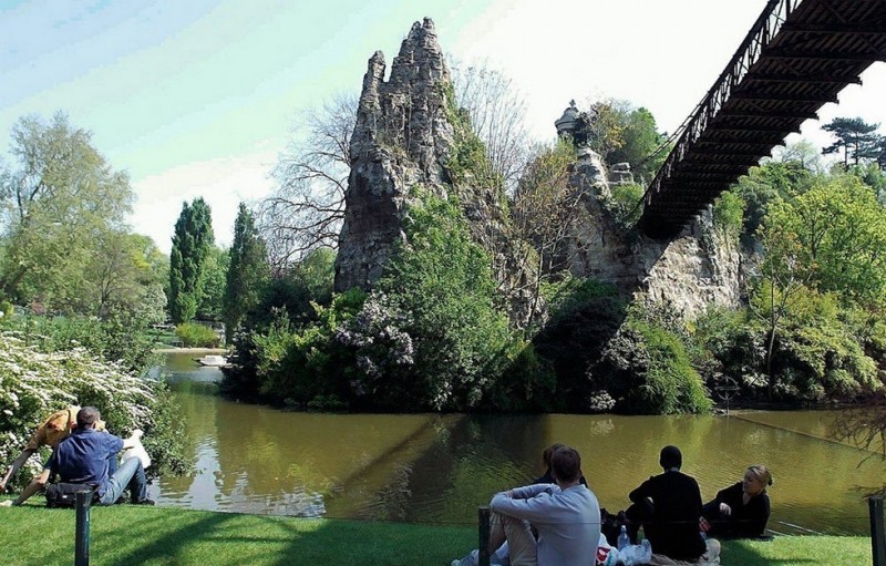Парк Бют-Шомон в Париже: место для ценителей красоты природы