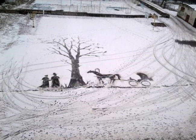 Ижевский школьный дворник радует детей картинами на снегу