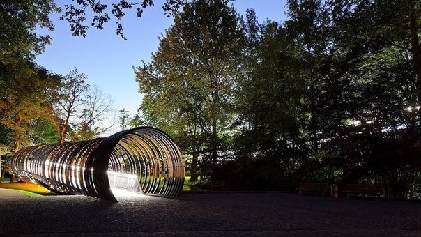 Пешеходный мост Slinky Springs To Fame. Пешеходный мост Slinky Springs To Fame.