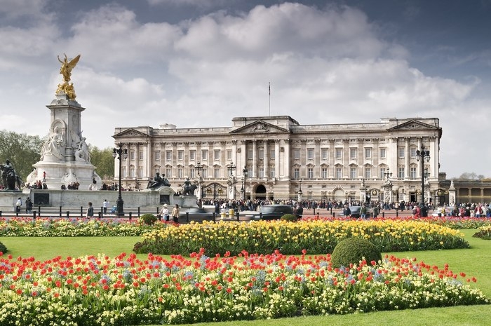 Знаменитый Букингемский дворец, расположенный в столице Англии - Лондоне.