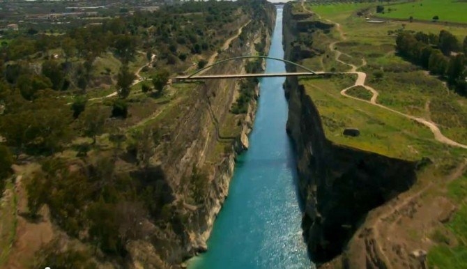 Коринфский канал (Corinth Canal) - самый большой и знаменитый канал в Греции Коринфский канал (Corinth Canal) - самый большой и знаменитый канал в Греции