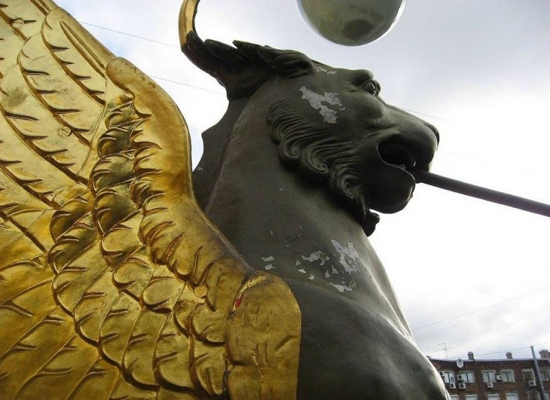 Грифоны Банковского моста в Петербурге (Россия) Грифоны Банковского моста в Петербурге (Россия)