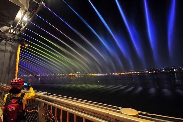 Banpo Bridge - самый большой в мире фонтан, Южная Корея