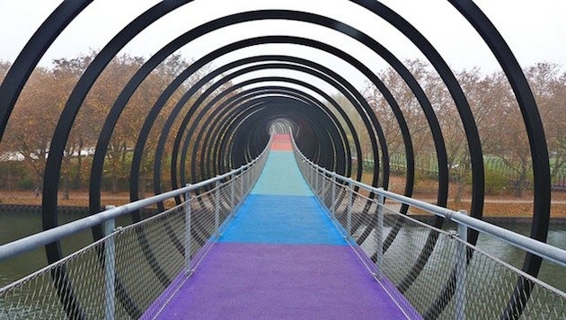 Пешеходный мост Slinky Springs To Fame. Пешеходный мост Slinky Springs To Fame.