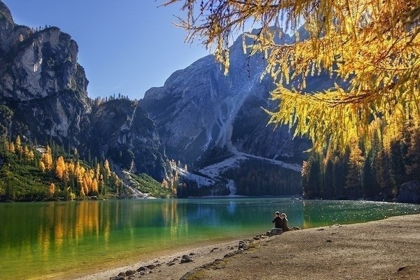 Озеро Брайес в Доломитовых Альпах, Италия