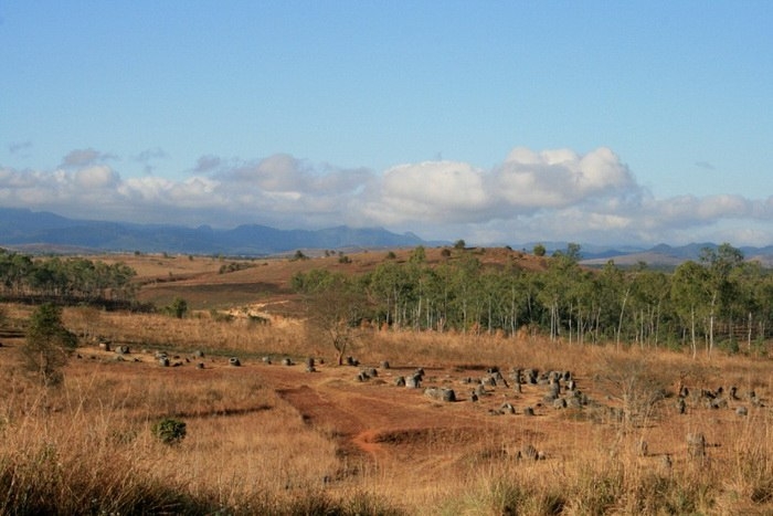 Загадка Лаоса: тысячелетние гигантские кувшины, о предназначении которых спорят историки