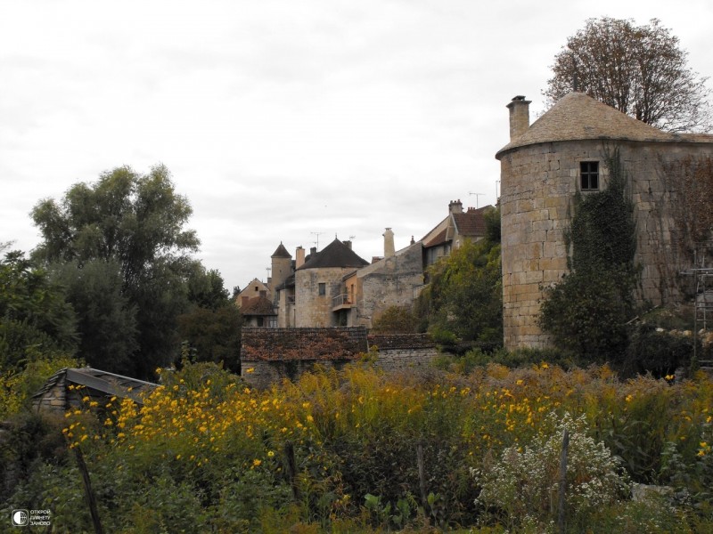 Деревня Noyers-sur-Serein, Бургундия, Франция Деревня Noyers-sur-Serein, Бургундия, Франция
