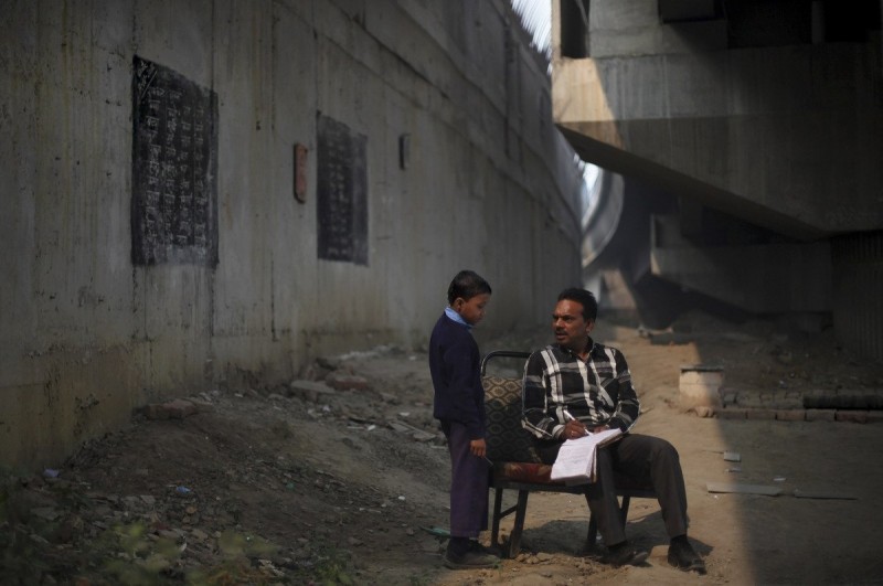 Школа под мостом метро в Индии