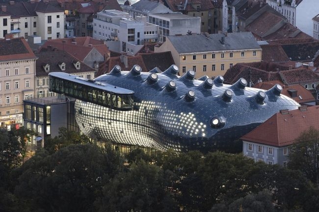 Аморфная конструкция музея Кунстхаус в Граце (Австрия)