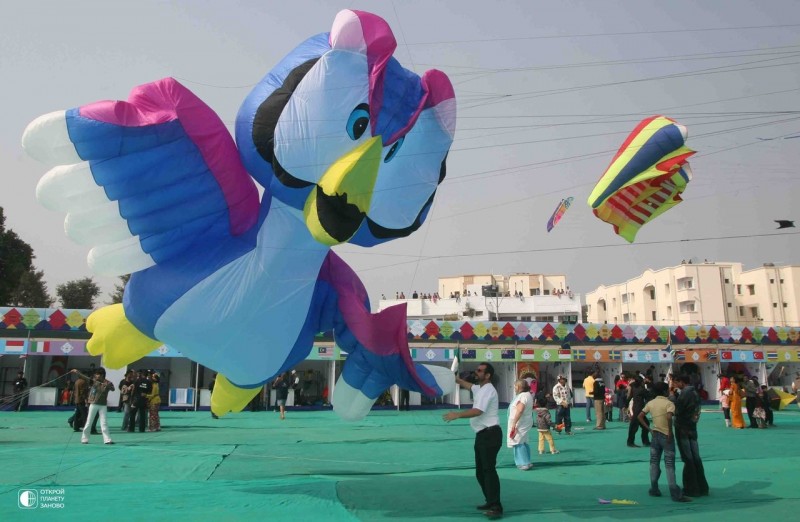 Международный фестиваль бумажных змеев в Индии