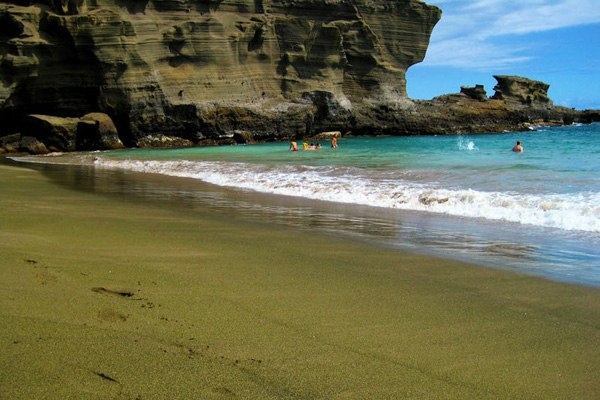 Зеленый пляж Папаколеа